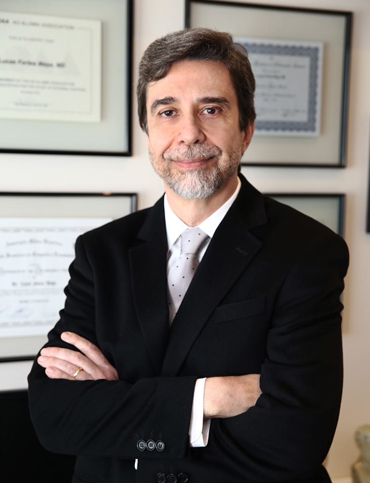 Dr. Lucas Maya